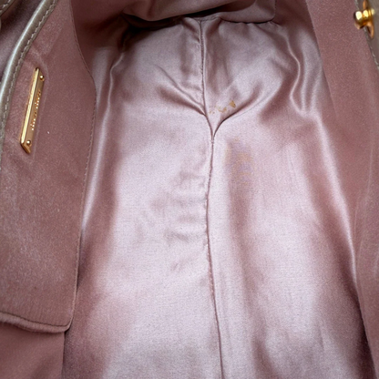https://cdn.shopify.com/s/files/1/0564/9376/8855/files/Miu_Miu_Handtasche_Vitello_Lux_small_mit_Umhangegurt_aus_Leder_beige_vintage3411.webp?v=1774390718