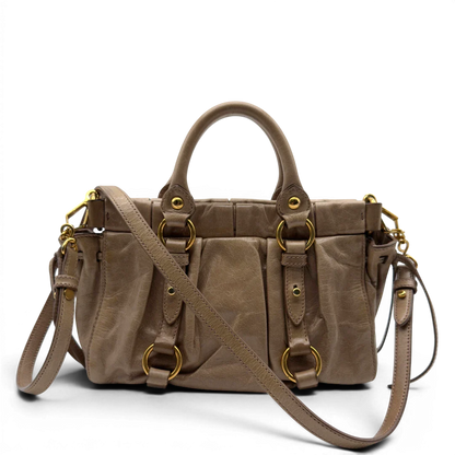 https://cdn.shopify.com/s/files/1/0564/9376/8855/files/Miu_Miu_Handtasche_Vitello_Lux_small_mit_Umhangegurt_aus_Leder_beige_vintage7405.webp?v=1778679863