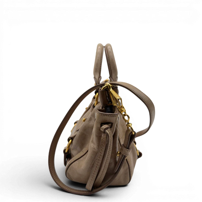 https://cdn.shopify.com/s/files/1/0564/9376/8855/files/Miu_Miu_Handtasche_Vitello_Lux_small_mit_Umhangegurt_aus_Leder_beige_vintage7406.webp?v=1778679864
