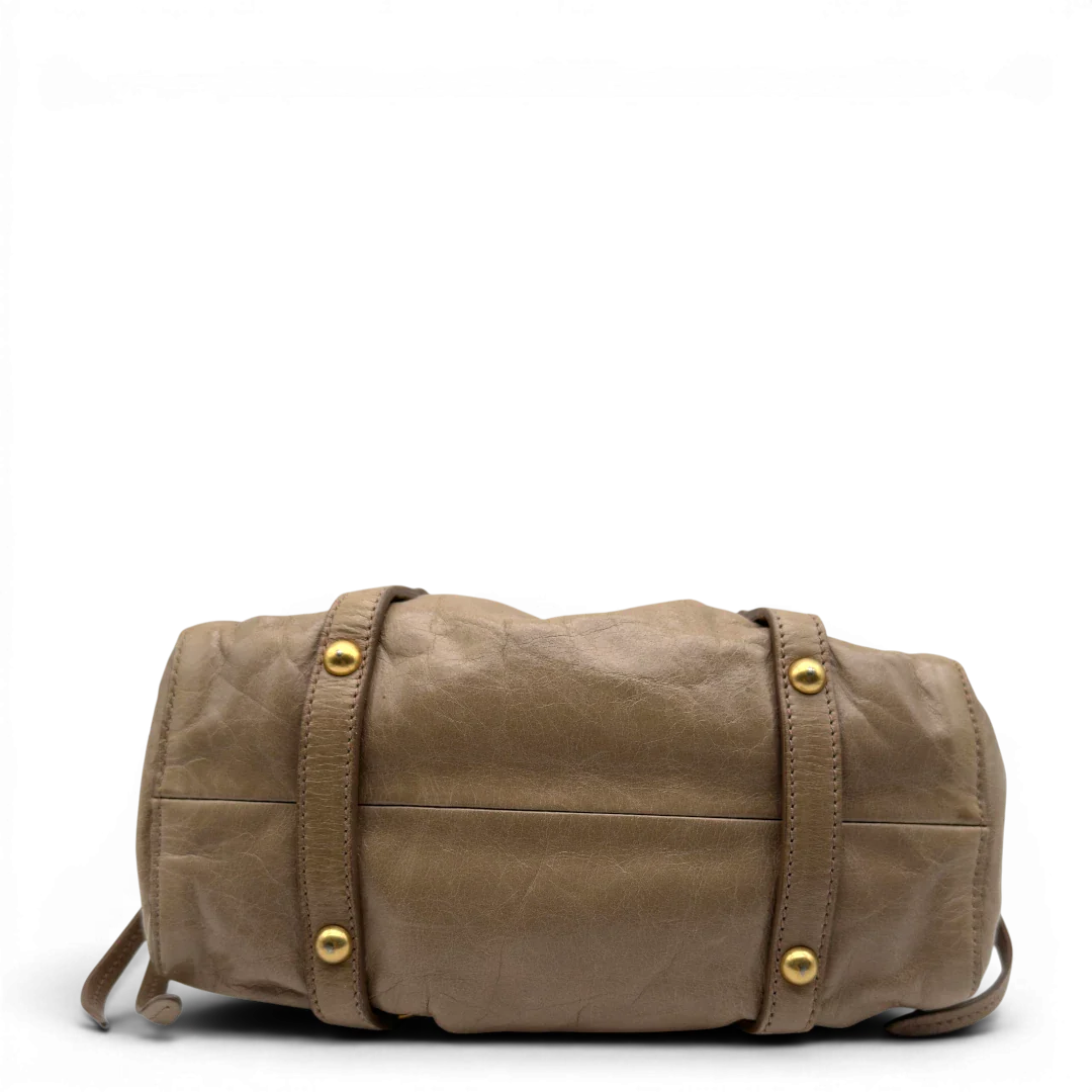 https://cdn.shopify.com/s/files/1/0564/9376/8855/files/Miu_Miu_Handtasche_Vitello_Lux_small_mit_Umhangegurt_aus_Leder_beige_vintage7408.webp?v=1778679863
