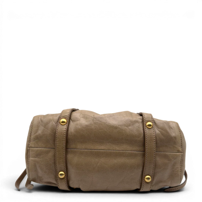 https://cdn.shopify.com/s/files/1/0564/9376/8855/files/Miu_Miu_Handtasche_Vitello_Lux_small_mit_Umhangegurt_aus_Leder_beige_vintage7408.webp?v=1778679863
