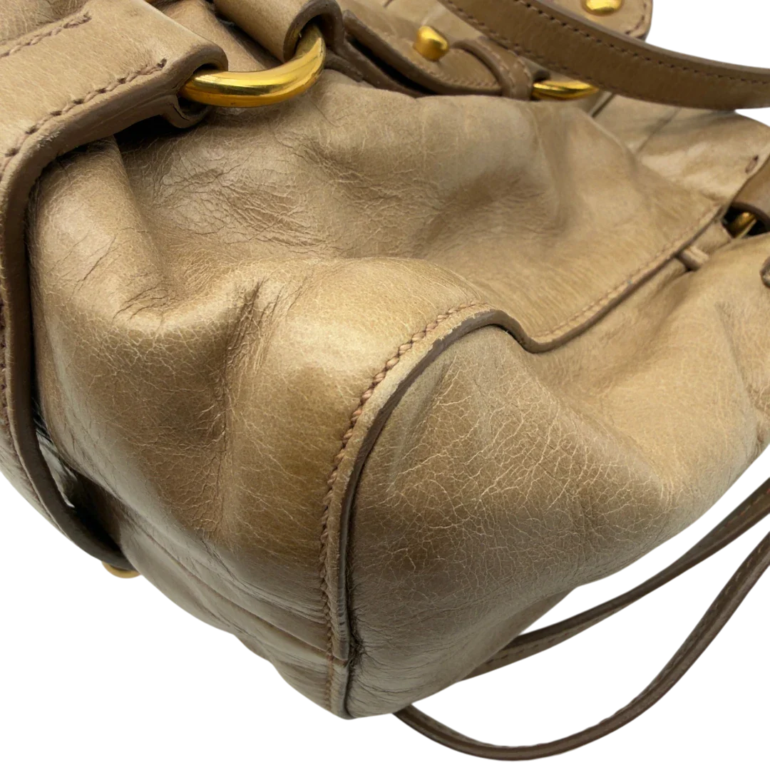 https://cdn.shopify.com/s/files/1/0564/9376/8855/files/Miu_Miu_Handtasche_Vitello_Lux_small_mit_Umhangegurt_aus_Leder_beige_vintage7409.webp?v=1778679864