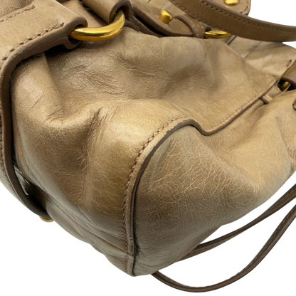 https://cdn.shopify.com/s/files/1/0564/9376/8855/files/Miu_Miu_Handtasche_Vitello_Lux_small_mit_Umhangegurt_aus_Leder_beige_vintage7409.webp?v=1778679864