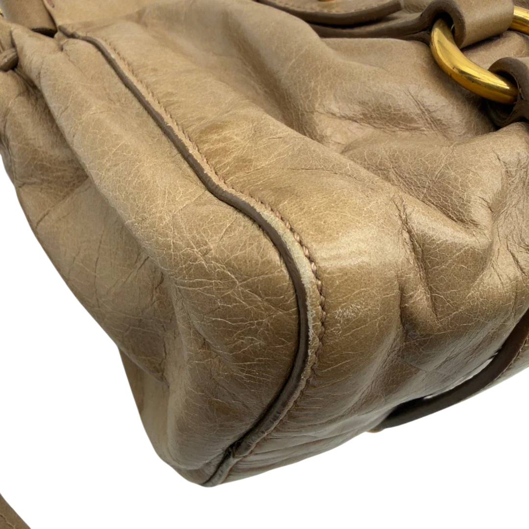 https://cdn.shopify.com/s/files/1/0564/9376/8855/files/Miu_Miu_Handtasche_Vitello_Lux_small_mit_Umhangegurt_aus_Leder_beige_vintage7410.webp?v=1778679863