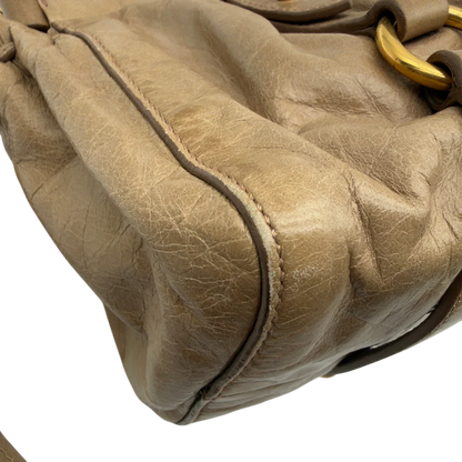 https://cdn.shopify.com/s/files/1/0564/9376/8855/files/Miu_Miu_Handtasche_Vitello_Lux_small_mit_Umhangegurt_aus_Leder_beige_vintage7410.webp?v=1778679863