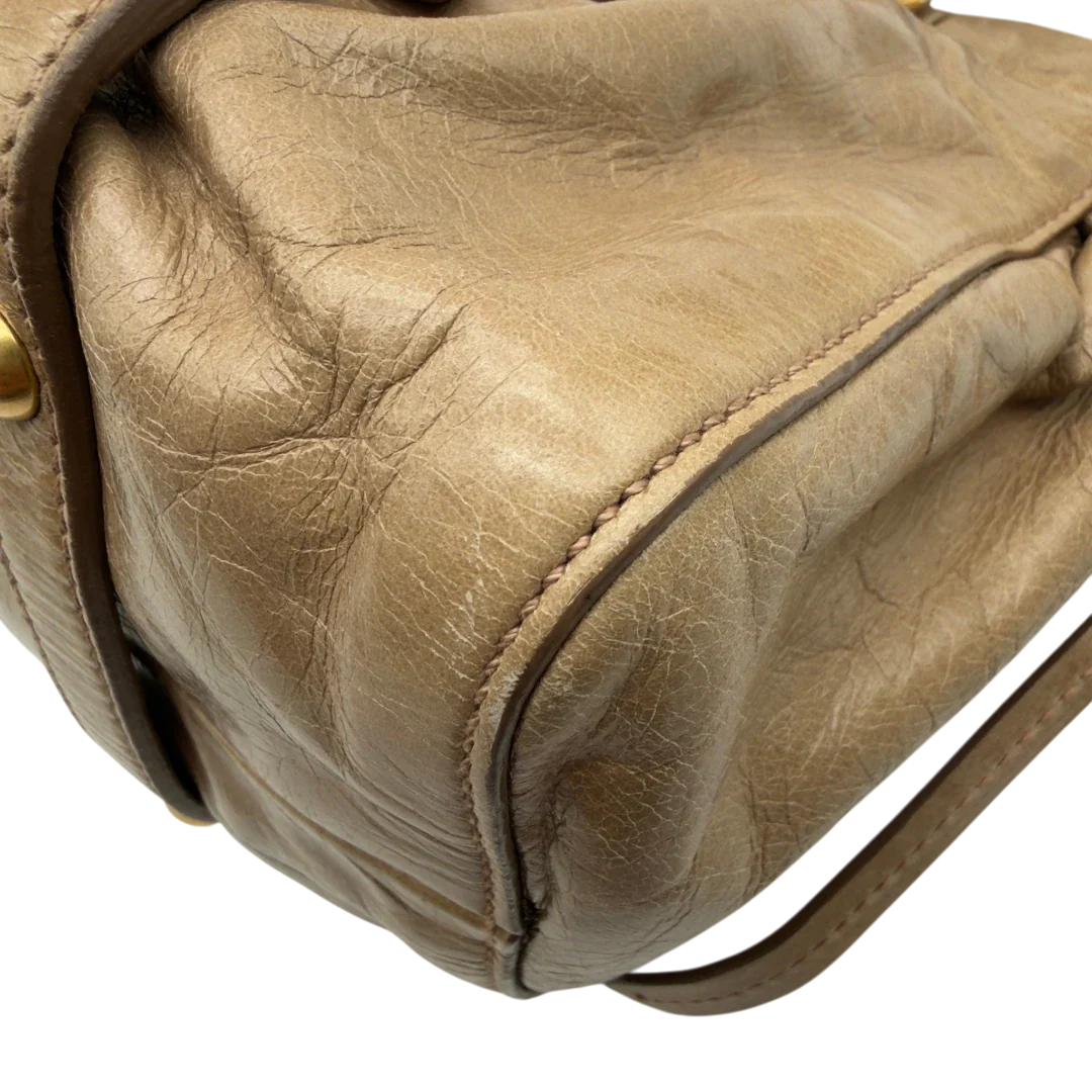https://cdn.shopify.com/s/files/1/0564/9376/8855/files/Miu_Miu_Handtasche_Vitello_Lux_small_mit_Umhangegurt_aus_Leder_beige_vintage7411.webp?v=1778679864