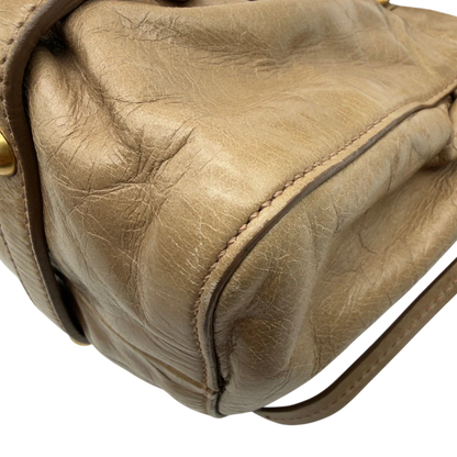 https://cdn.shopify.com/s/files/1/0564/9376/8855/files/Miu_Miu_Handtasche_Vitello_Lux_small_mit_Umhangegurt_aus_Leder_beige_vintage7411.webp?v=1778679864