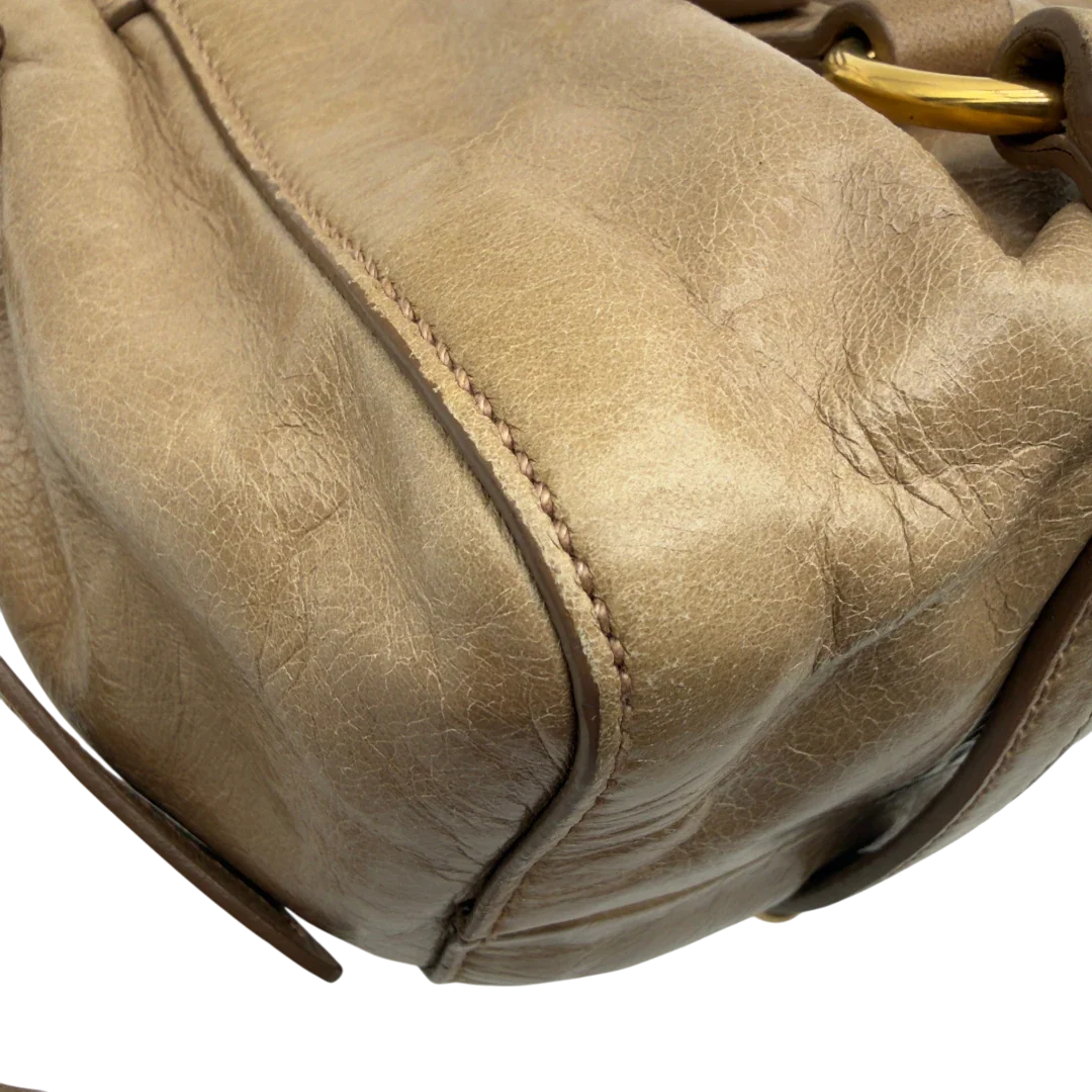 https://cdn.shopify.com/s/files/1/0564/9376/8855/files/Miu_Miu_Handtasche_Vitello_Lux_small_mit_Umhangegurt_aus_Leder_beige_vintage7412.webp?v=1778679864