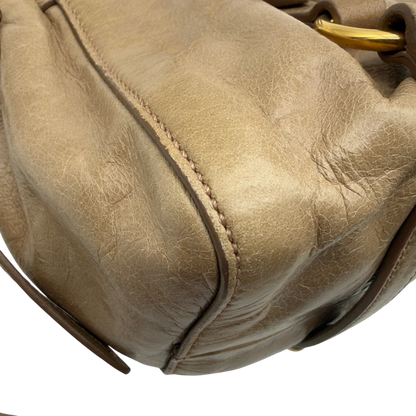 https://cdn.shopify.com/s/files/1/0564/9376/8855/files/Miu_Miu_Handtasche_Vitello_Lux_small_mit_Umhangegurt_aus_Leder_beige_vintage7412.webp?v=1778679864
