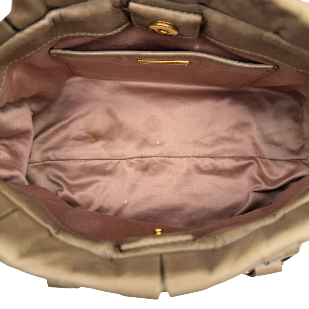 https://cdn.shopify.com/s/files/1/0564/9376/8855/files/Miu_Miu_Handtasche_Vitello_Lux_small_mit_Umhangegurt_aus_Leder_beige_vintage7417.webp?v=1778679863