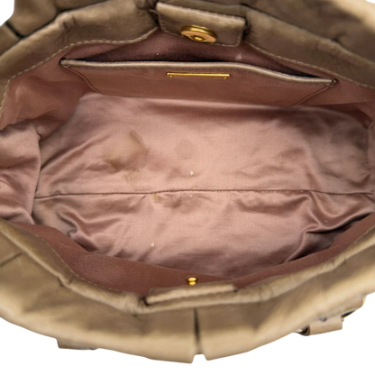 https://cdn.shopify.com/s/files/1/0564/9376/8855/files/Miu_Miu_Handtasche_Vitello_Lux_small_mit_Umhangegurt_aus_Leder_beige_vintage7417.webp?v=1778679863