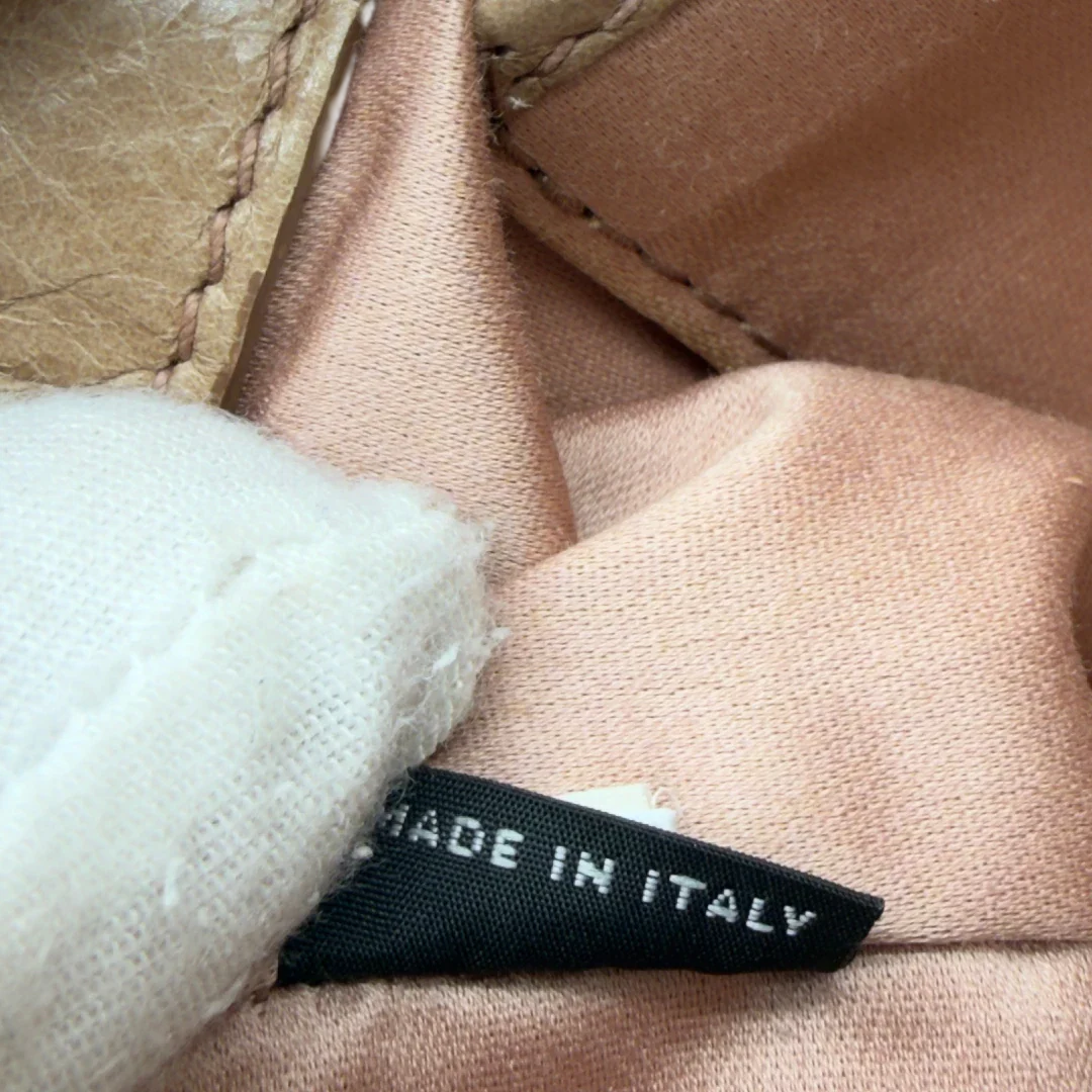https://cdn.shopify.com/s/files/1/0564/9376/8855/files/Miu_Miu_Handtasche_Vitello_Lux_small_mit_Umhangegurt_aus_Leder_beige_vintage7421.webp?v=1778679864