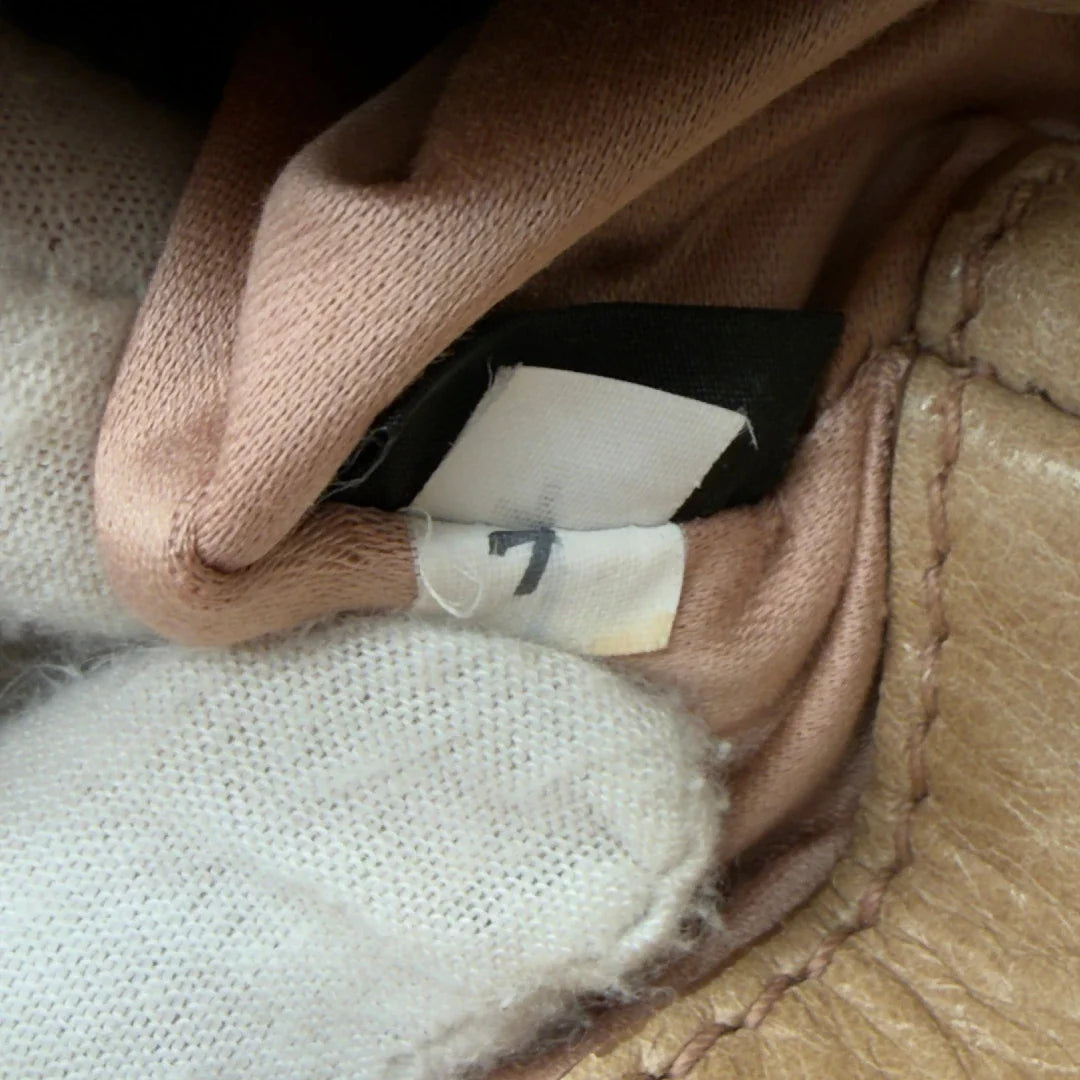 https://cdn.shopify.com/s/files/1/0564/9376/8855/files/Miu_Miu_Handtasche_Vitello_Lux_small_mit_Umhangegurt_aus_Leder_beige_vintage7424.webp?v=1778679864