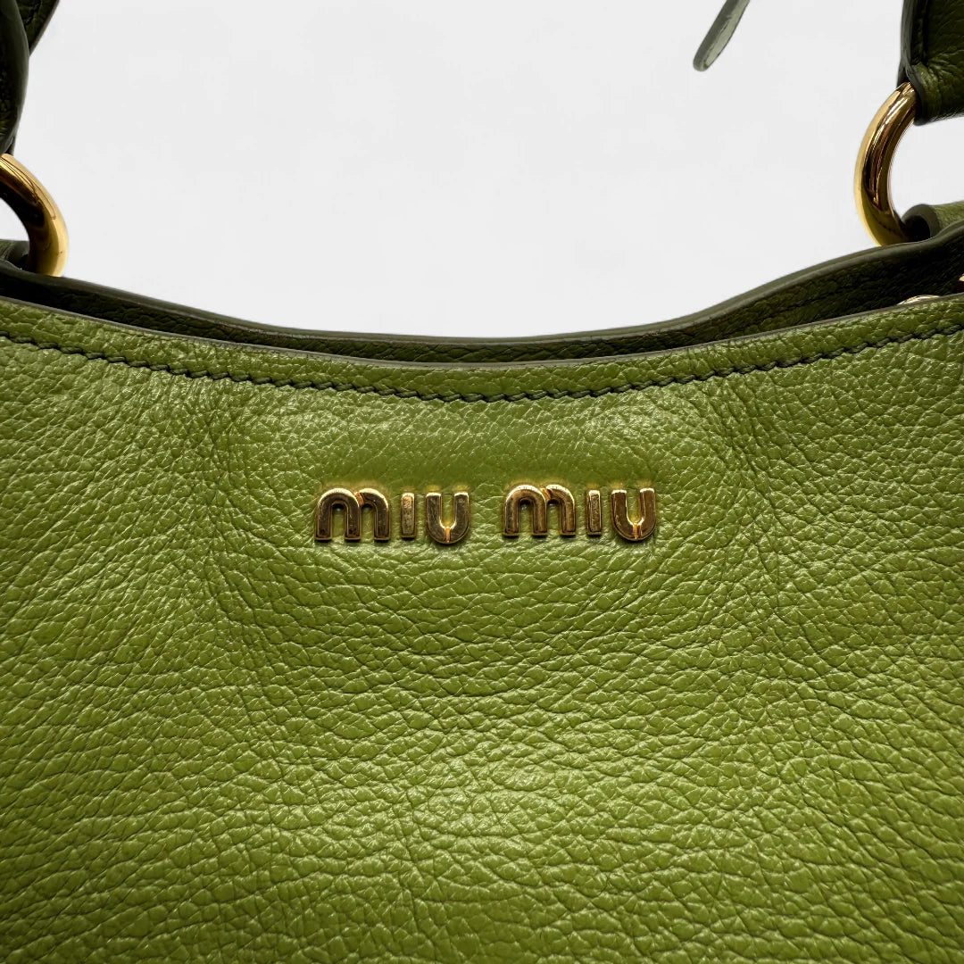 https://cdn.shopify.com/s/files/1/0564/9376/8855/files/Miu_Miu_Handtasche_Vitello_Phenix_aus_Leder_grun_vintage_handbag1375.webp?v=1761872664
