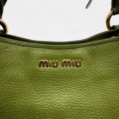 https://cdn.shopify.com/s/files/1/0564/9376/8855/files/Miu_Miu_Handtasche_Vitello_Phenix_aus_Leder_grun_vintage_handbag1375.webp?v=1761872664