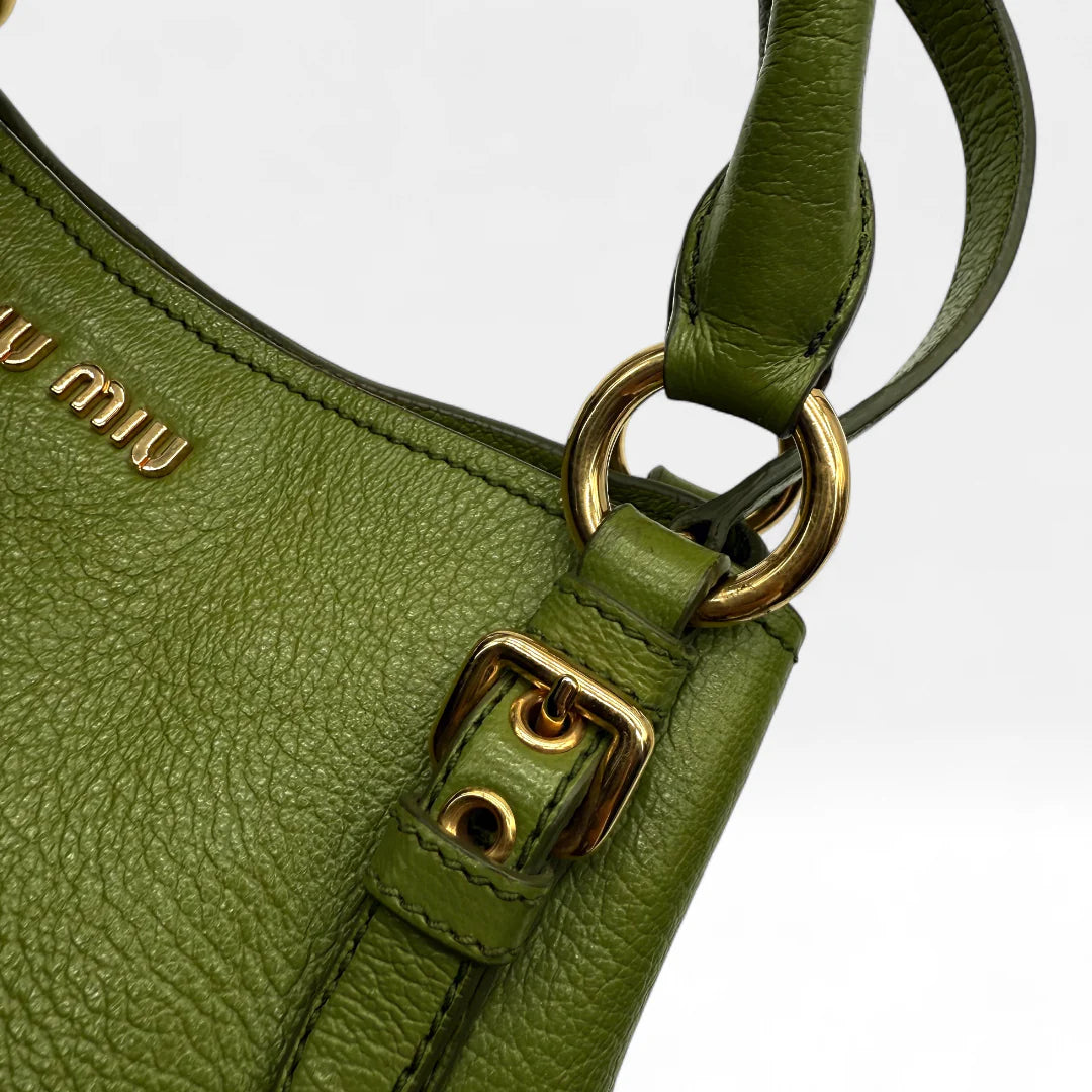 https://cdn.shopify.com/s/files/1/0564/9376/8855/files/Miu_Miu_Handtasche_Vitello_Phenix_aus_Leder_grun_vintage_handbag1376.webp?v=1761872664