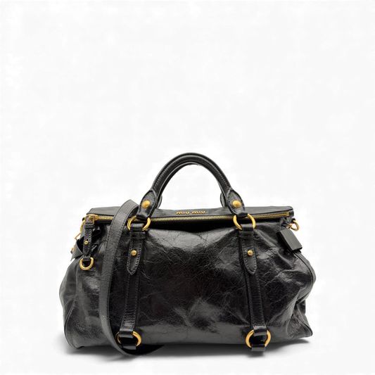 https://cdn.shopify.com/s/files/1/0564/9376/8855/files/Miu_Miu_Handtasche_Vitello_Satchel_aus_Leder_schwarz_vintage_handbag3060.webp?v=1764855368