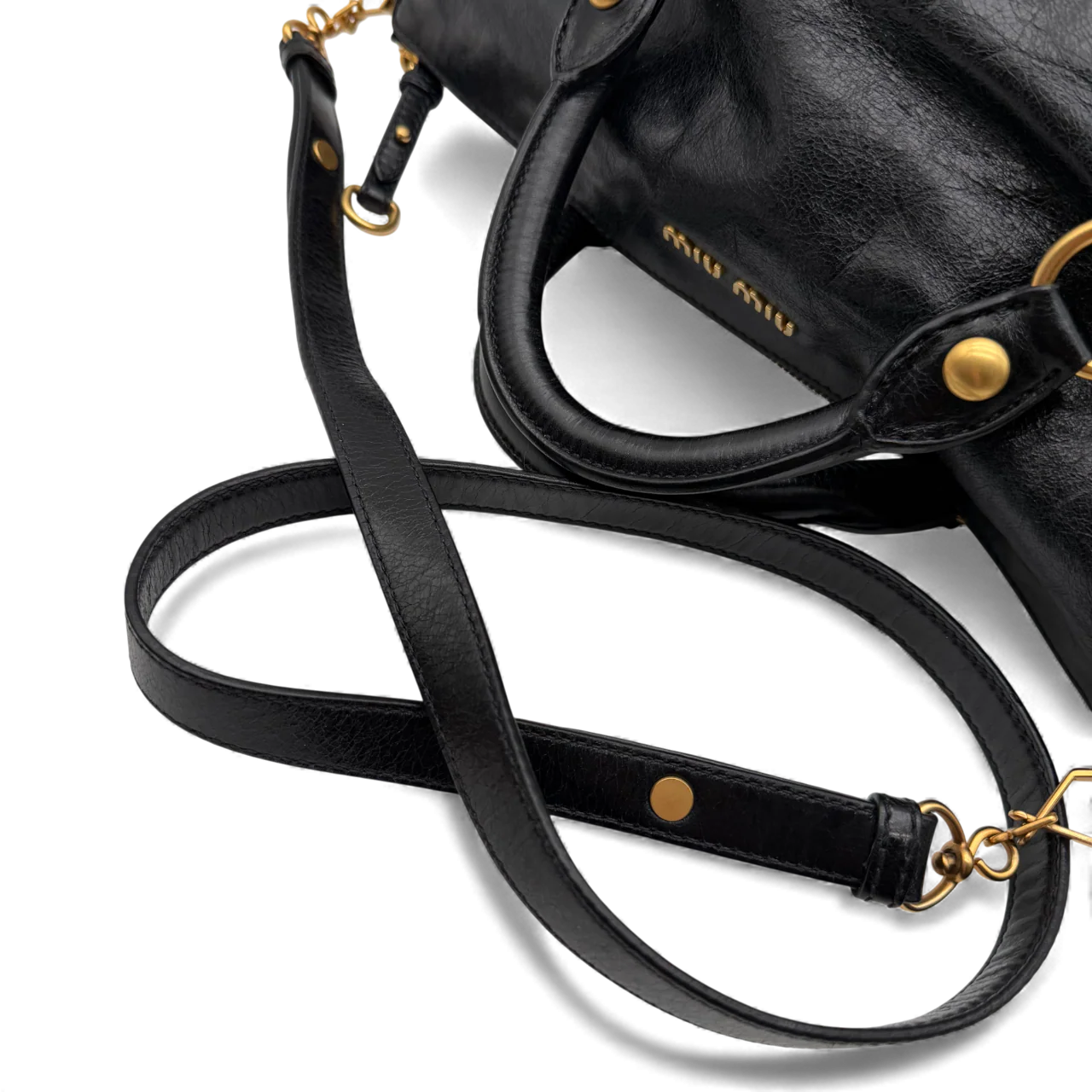 https://cdn.shopify.com/s/files/1/0564/9376/8855/files/Miu_Miu_Handtasche_Vitello_Satchel_aus_Leder_schwarz_vintage_handbag3070.webp?v=1764855354