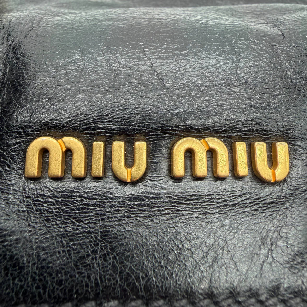 https://cdn.shopify.com/s/files/1/0564/9376/8855/files/Miu_Miu_Handtasche_Vitello_Satchel_aus_Leder_schwarz_vintage_handbag3071.webp?v=1764855355