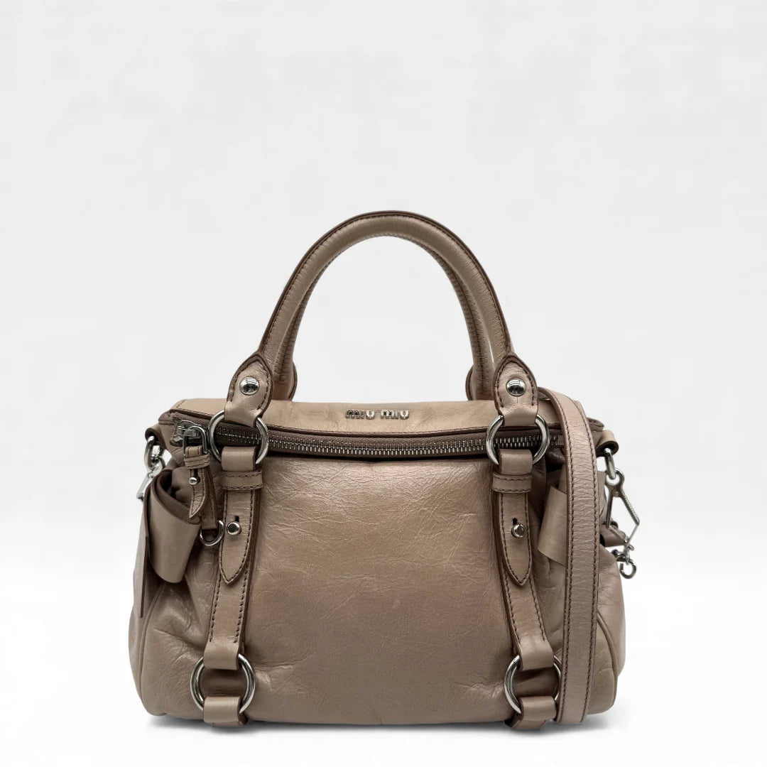 https://cdn.shopify.com/s/files/1/0564/9376/8855/files/Miu_Miu_Handtasche_Vitello_Satchel_small_aus_Leder_beige_vintage_handbag2739.webp?v=1762427813