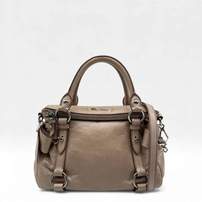 https://cdn.shopify.com/s/files/1/0564/9376/8855/files/Miu_Miu_Handtasche_Vitello_Satchel_small_aus_Leder_beige_vintage_handbag2739.webp?v=1762427813
