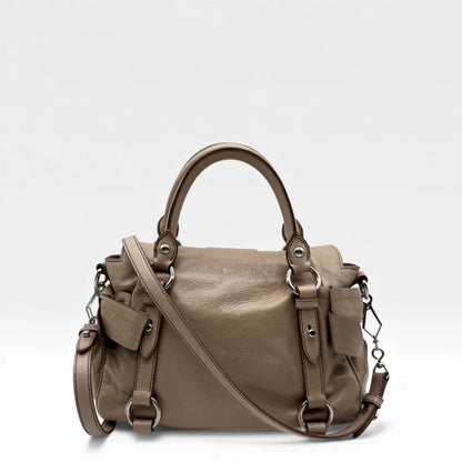 https://cdn.shopify.com/s/files/1/0564/9376/8855/files/Miu_Miu_Handtasche_Vitello_Satchel_small_aus_Leder_beige_vintage_handbag2740.webp?v=1762427794