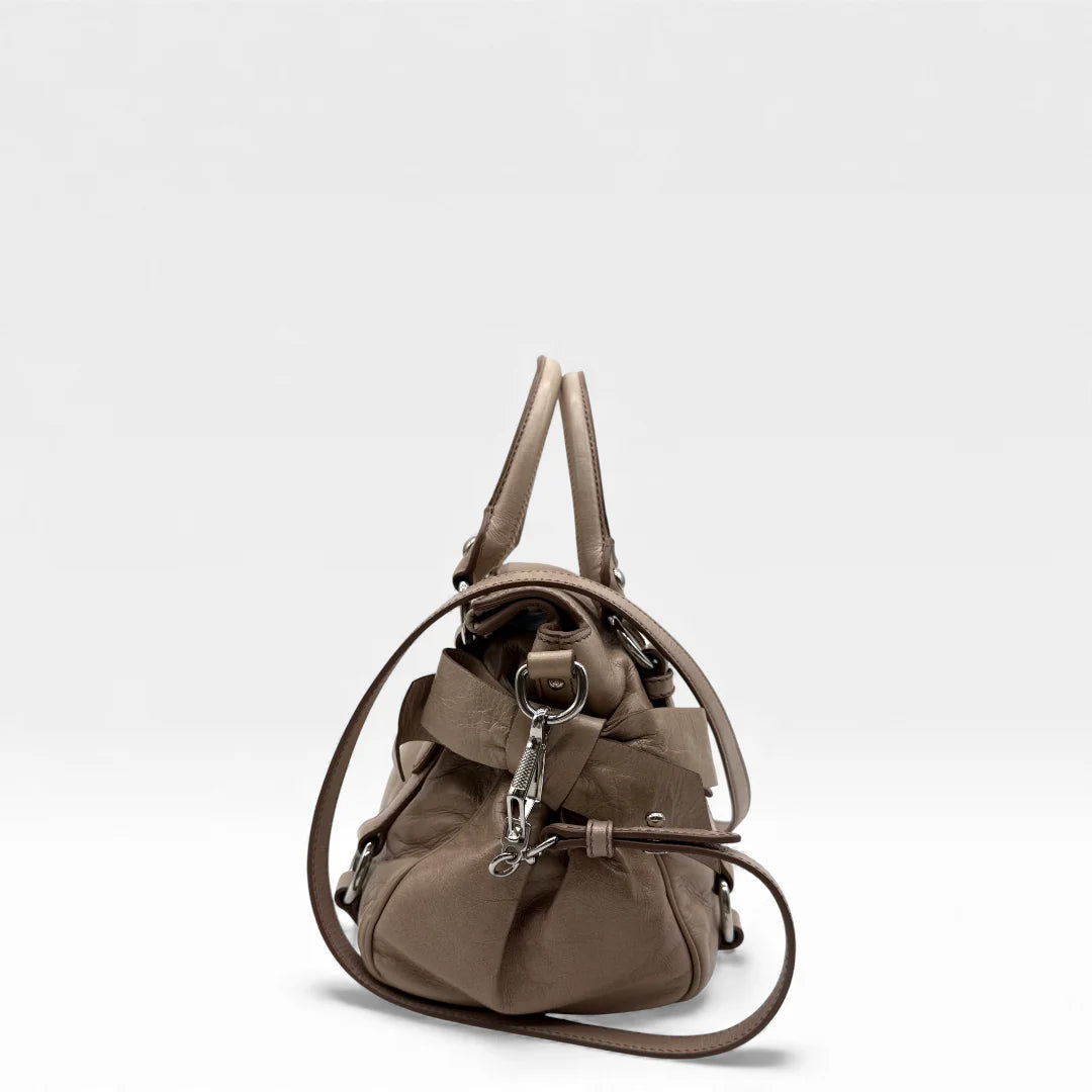 https://cdn.shopify.com/s/files/1/0564/9376/8855/files/Miu_Miu_Handtasche_Vitello_Satchel_small_aus_Leder_beige_vintage_handbag2742.webp?v=1762427794