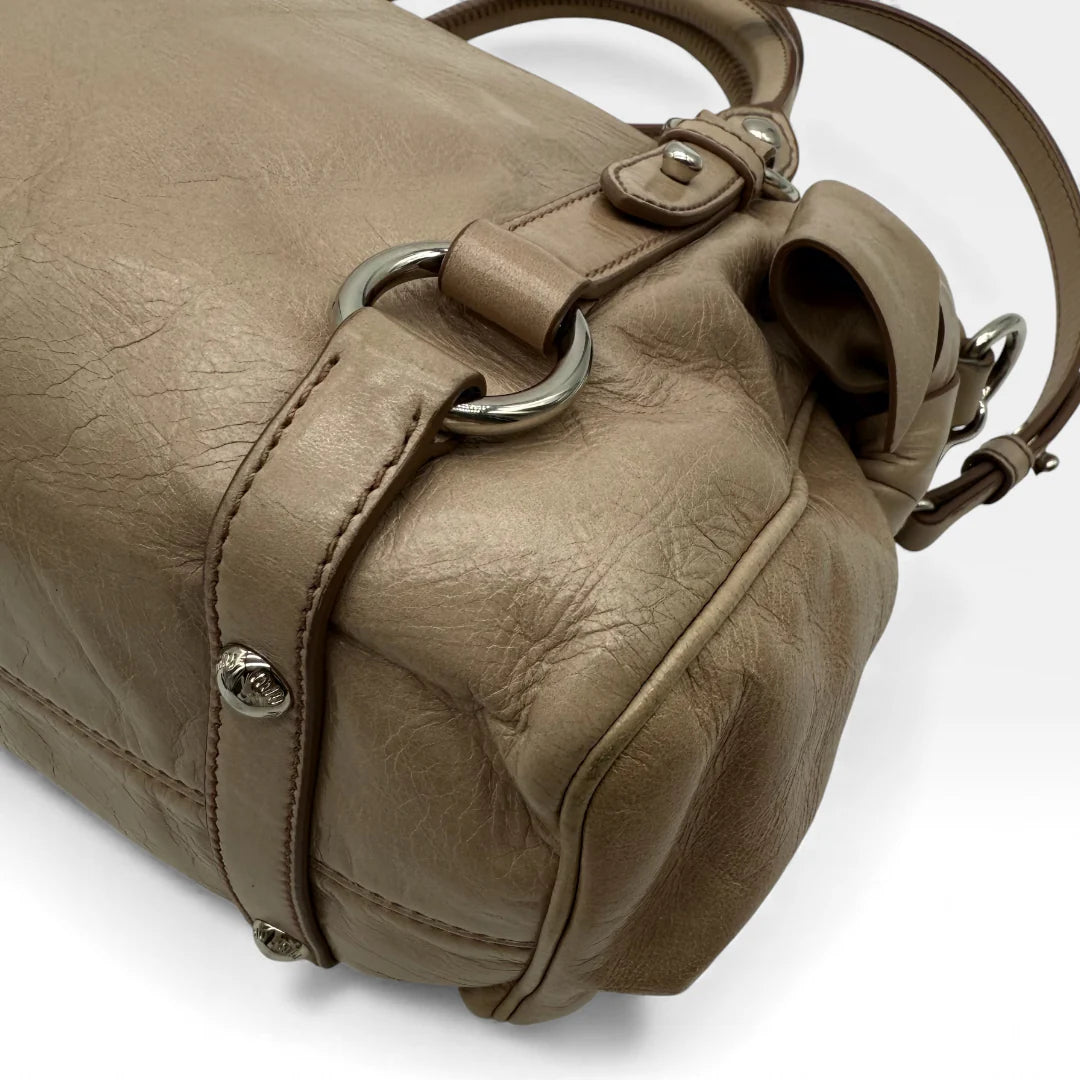 https://cdn.shopify.com/s/files/1/0564/9376/8855/files/Miu_Miu_Handtasche_Vitello_Satchel_small_aus_Leder_beige_vintage_handbag2746.webp?v=1762427795