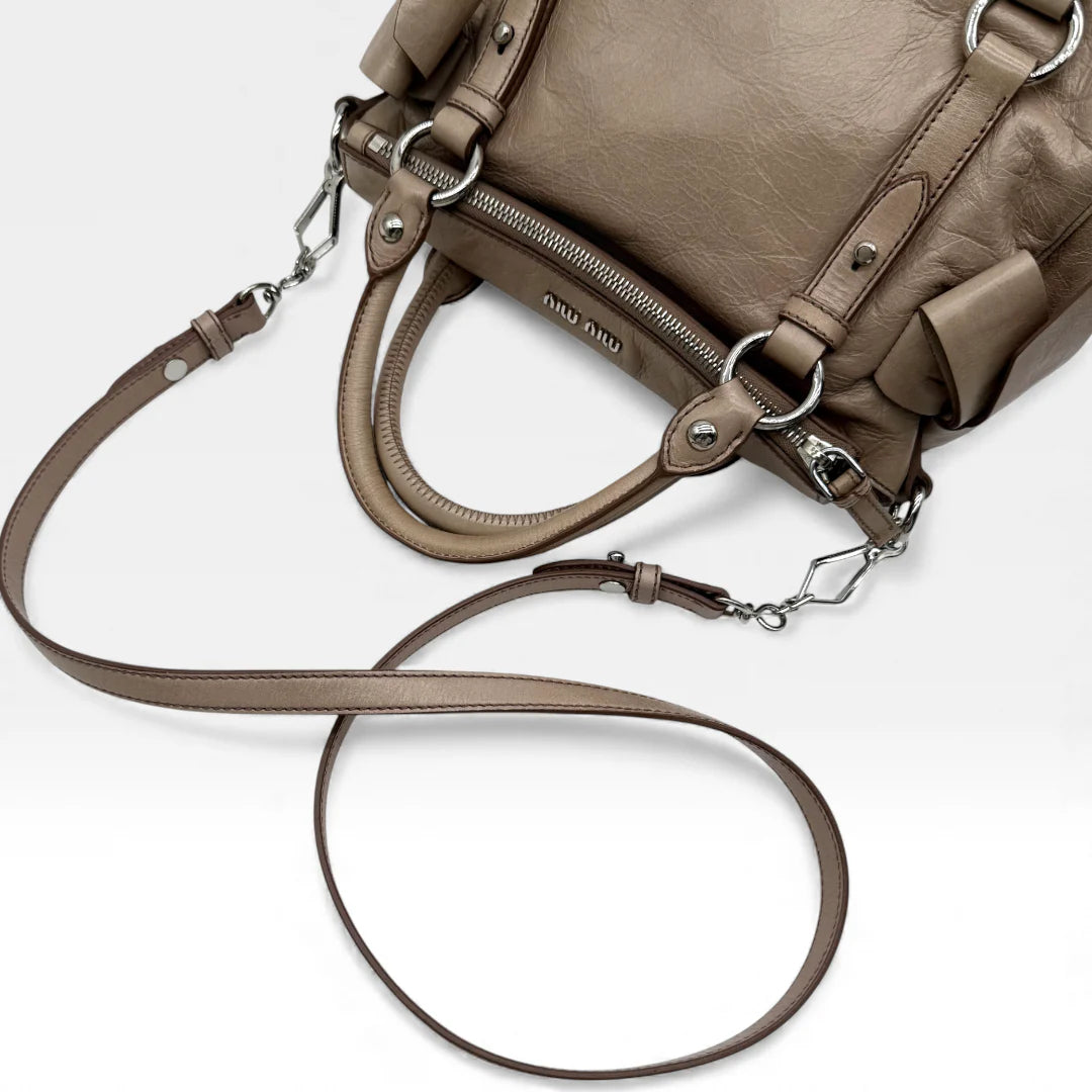 https://cdn.shopify.com/s/files/1/0564/9376/8855/files/Miu_Miu_Handtasche_Vitello_Satchel_small_aus_Leder_beige_vintage_handbag2750.webp?v=1762427795