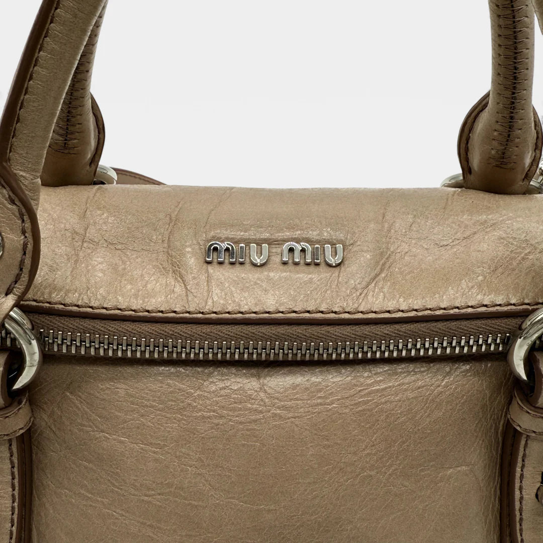 https://cdn.shopify.com/s/files/1/0564/9376/8855/files/Miu_Miu_Handtasche_Vitello_Satchel_small_aus_Leder_beige_vintage_handbag2752.webp?v=1762427795