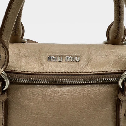 https://cdn.shopify.com/s/files/1/0564/9376/8855/files/Miu_Miu_Handtasche_Vitello_Satchel_small_aus_Leder_beige_vintage_handbag2752.webp?v=1762427795