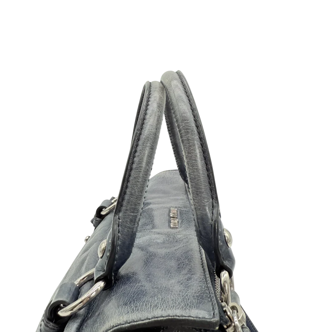 https://cdn.shopify.com/s/files/1/0564/9376/8855/files/Miu_Miu_Handtasche_Vitello_Satchel_small_mit_Umhaengegurt_aus_Leder_dunkelblau_vintage_0164.webp?v=1770280842
