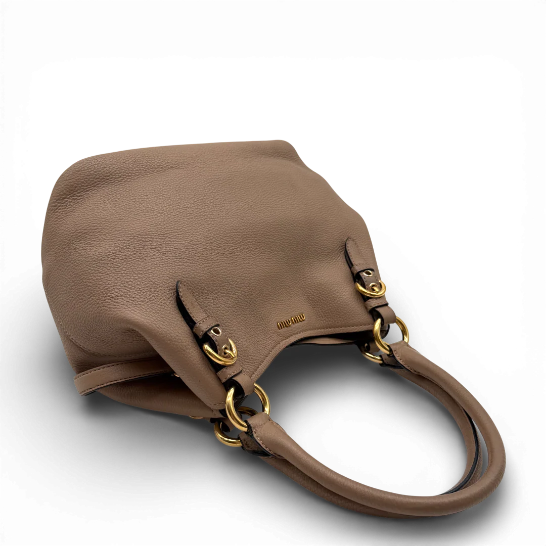 https://cdn.shopify.com/s/files/1/0564/9376/8855/files/Miu_Miu_Handtasche_Vittelo_Phenix_mit_Umhangegurt_aus_Leder_braun_vintage_5483.webp?v=1770284397