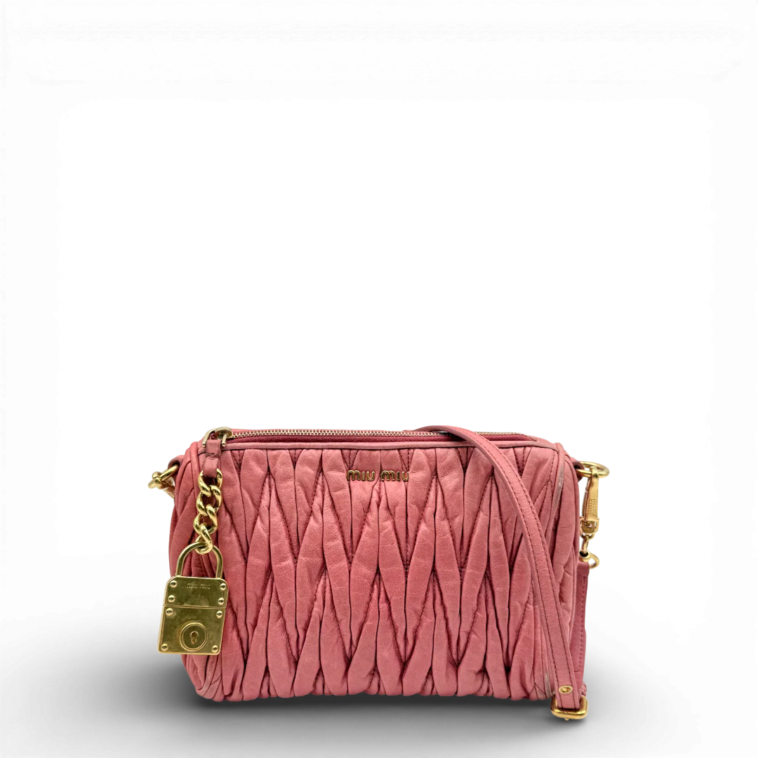 https://cdn.shopify.com/s/files/1/0564/9376/8855/files/Miu_Miu_Pochette_Matelasse_aus_Leder_rosa_vintage_9668.webp?v=1769604407