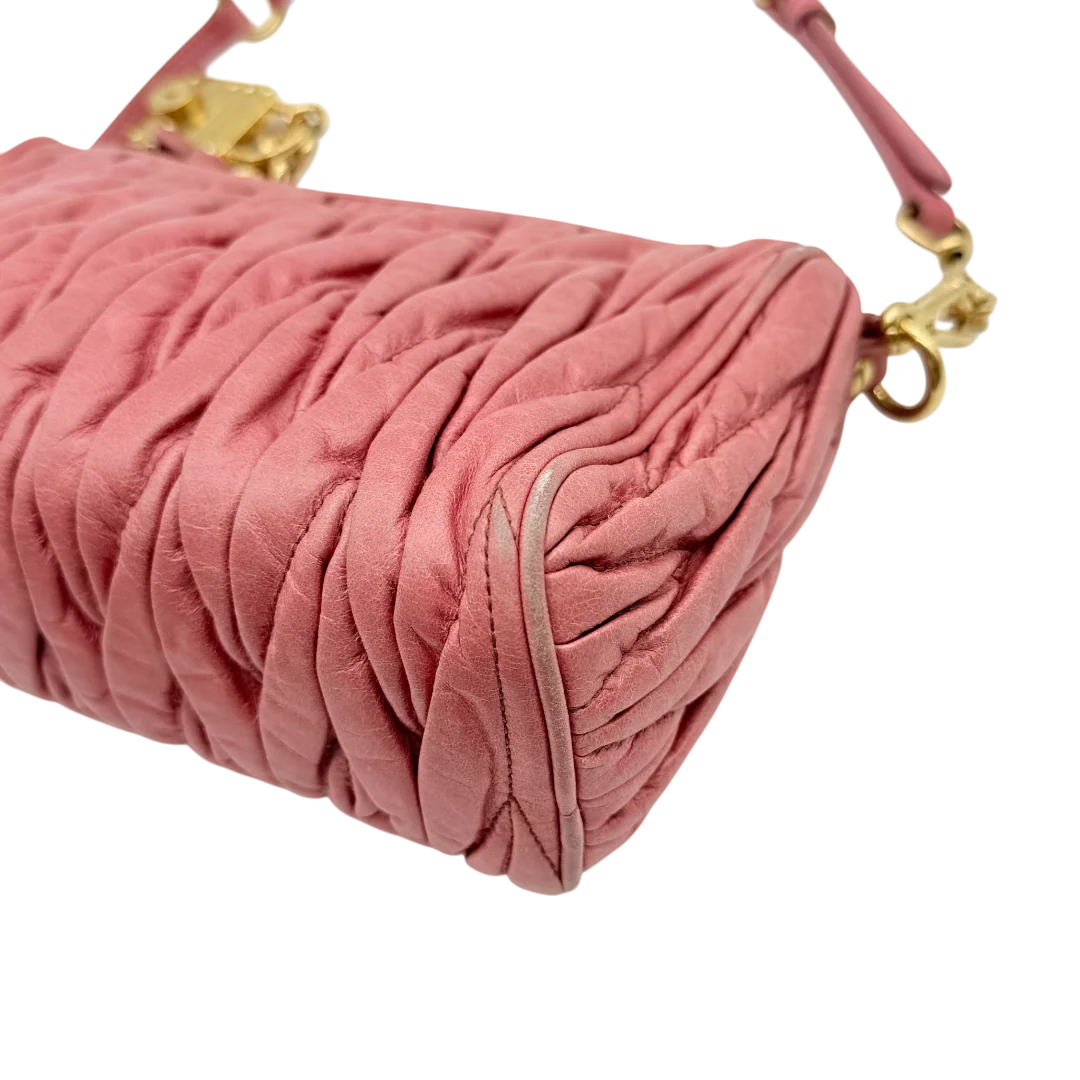 https://cdn.shopify.com/s/files/1/0564/9376/8855/files/Miu_Miu_Pochette_Matelasse_aus_Leder_rosa_vintage_9678.webp?v=1769604262