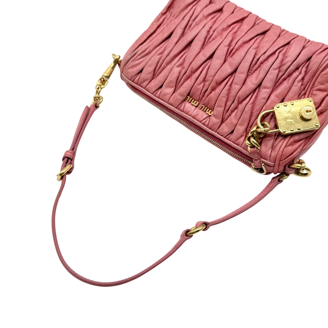 https://cdn.shopify.com/s/files/1/0564/9376/8855/files/Miu_Miu_Pochette_Matelasse_aus_Leder_rosa_vintage_9683.webp?v=1769604261