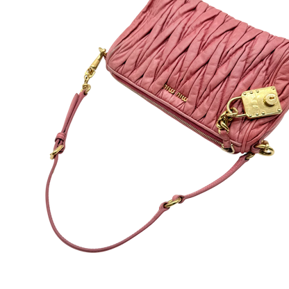 https://cdn.shopify.com/s/files/1/0564/9376/8855/files/Miu_Miu_Pochette_Matelasse_aus_Leder_rosa_vintage_9683.webp?v=1769604261