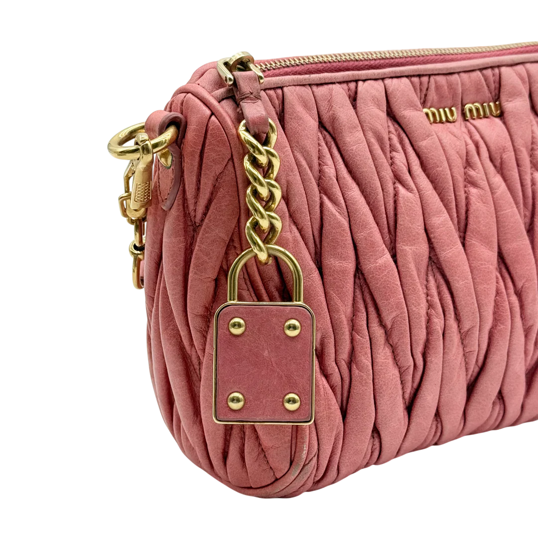 https://cdn.shopify.com/s/files/1/0564/9376/8855/files/Miu_Miu_Pochette_Matelasse_aus_Leder_rosa_vintage_9685.webp?v=1769604262