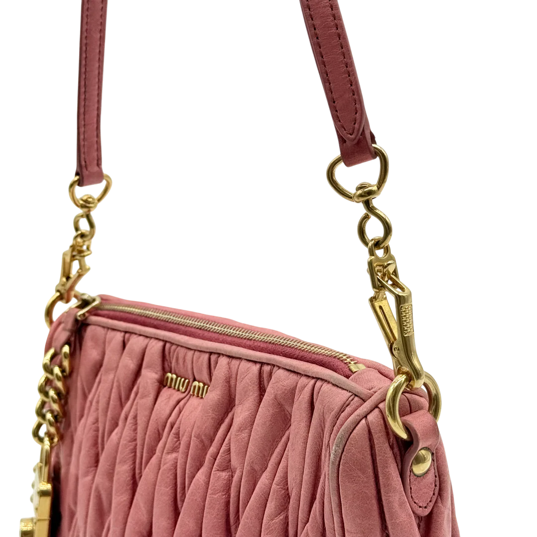 https://cdn.shopify.com/s/files/1/0564/9376/8855/files/Miu_Miu_Pochette_Matelasse_aus_Leder_rosa_vintage_9688.webp?v=1769604262