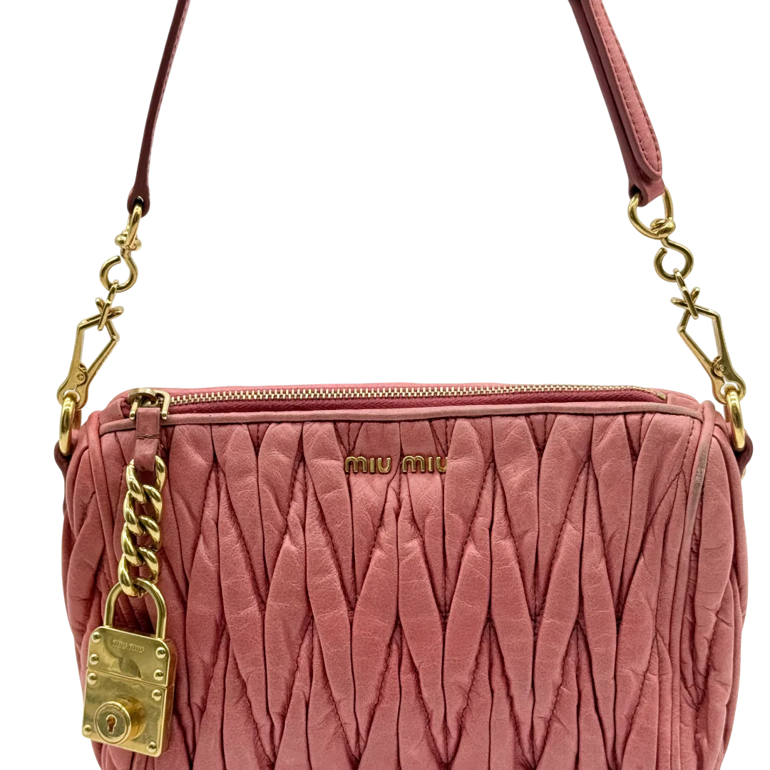https://cdn.shopify.com/s/files/1/0564/9376/8855/files/Miu_Miu_Pochette_Matelasse_aus_Leder_rosa_vintage_9690.webp?v=1769604261