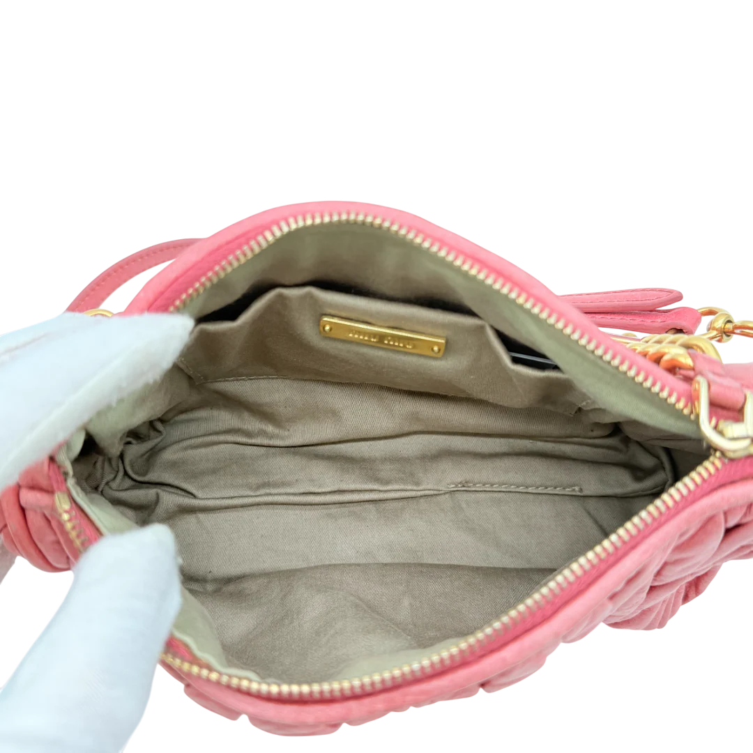 https://cdn.shopify.com/s/files/1/0564/9376/8855/files/Miu_Miu_Pochette_Matelasse_aus_Leder_rosa_vintage_9695.webp?v=1769604261
