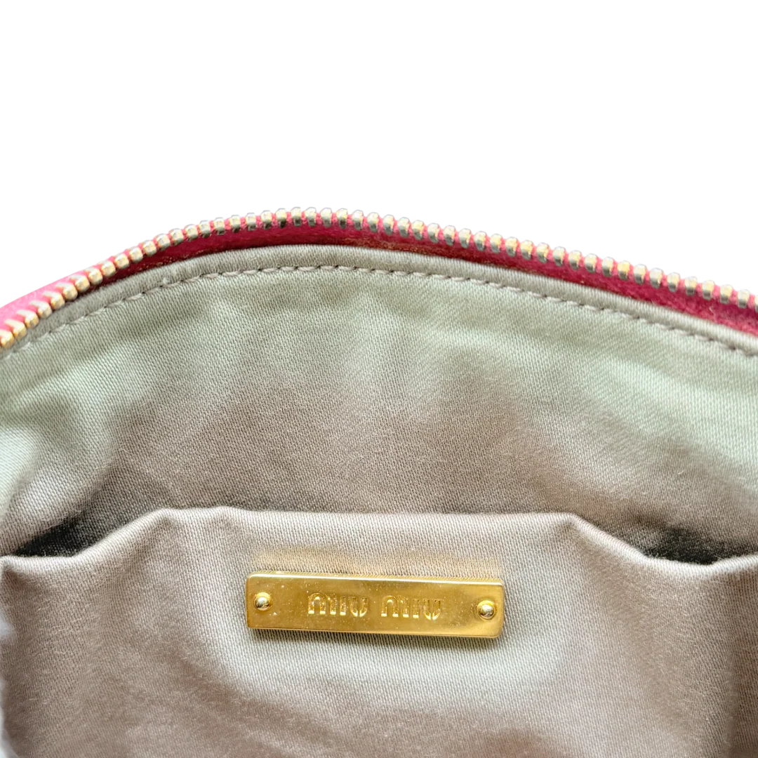 https://cdn.shopify.com/s/files/1/0564/9376/8855/files/Miu_Miu_Pochette_Matelasse_aus_Leder_rosa_vintage_9697.webp?v=1769604262