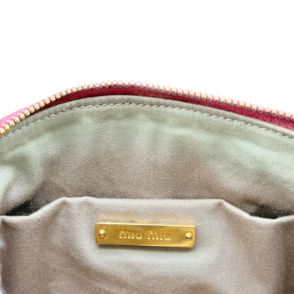 https://cdn.shopify.com/s/files/1/0564/9376/8855/files/Miu_Miu_Pochette_Matelasse_aus_Leder_rosa_vintage_9697.webp?v=1769604262