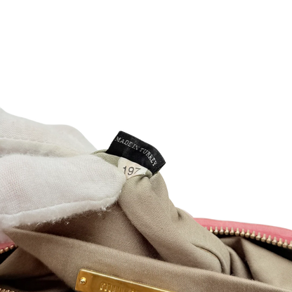 https://cdn.shopify.com/s/files/1/0564/9376/8855/files/Miu_Miu_Pochette_Matelasse_aus_Leder_rosa_vintage_9698.webp?v=1769604262