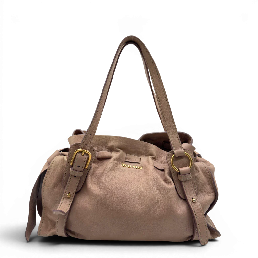 https://cdn.shopify.com/s/files/1/0564/9376/8855/files/Miu_Miu_Schultertasche_Ribbon_aus_Leder_rosa_vintage7602.webp?v=1779290194