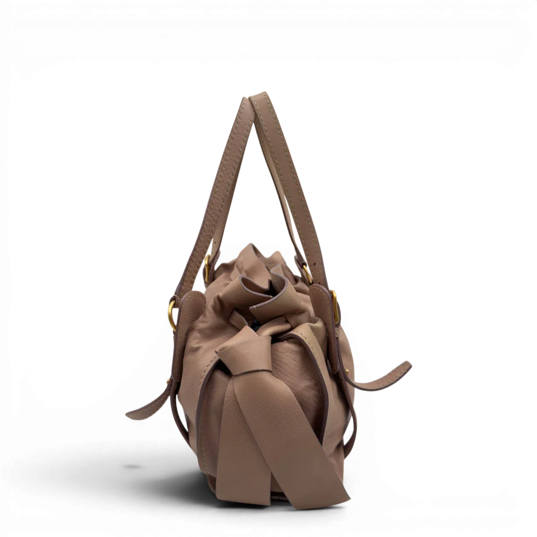 https://cdn.shopify.com/s/files/1/0564/9376/8855/files/Miu_Miu_Schultertasche_Ribbon_aus_Leder_rosa_vintage7604.webp?v=1779290193