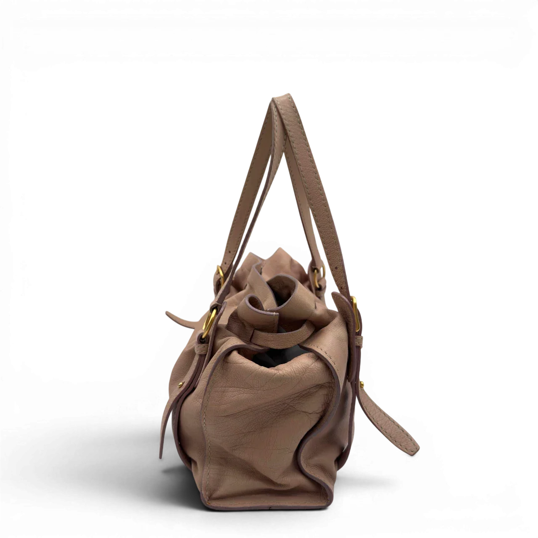 https://cdn.shopify.com/s/files/1/0564/9376/8855/files/Miu_Miu_Schultertasche_Ribbon_aus_Leder_rosa_vintage7606.webp?v=1779290193