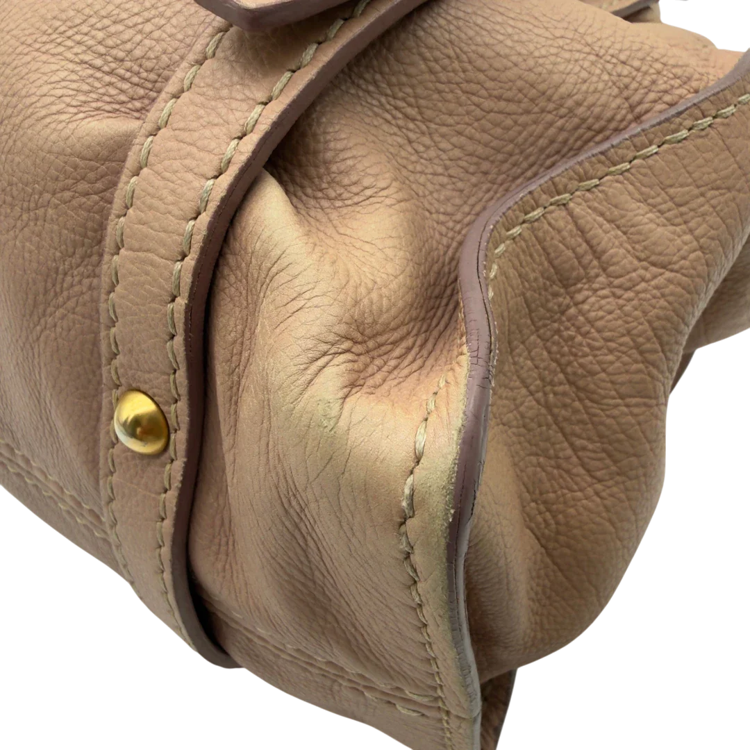 https://cdn.shopify.com/s/files/1/0564/9376/8855/files/Miu_Miu_Schultertasche_Ribbon_aus_Leder_rosa_vintage7608.webp?v=1779290194