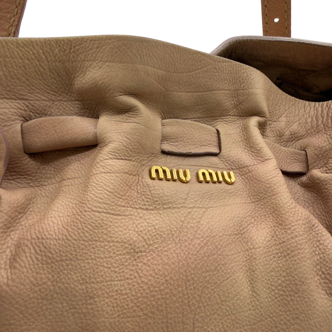 https://cdn.shopify.com/s/files/1/0564/9376/8855/files/Miu_Miu_Schultertasche_Ribbon_aus_Leder_rosa_vintage7613.webp?v=1779290194