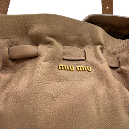 https://cdn.shopify.com/s/files/1/0564/9376/8855/files/Miu_Miu_Schultertasche_Ribbon_aus_Leder_rosa_vintage7613.webp?v=1779290194